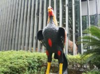 巨大な鶏がいる食と農の博物館の入り口